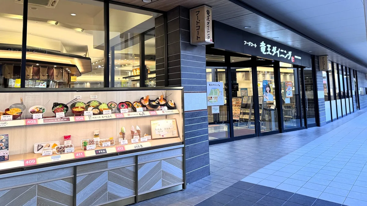 三井アウトレットパーク滋賀竜王」のフードコート外観