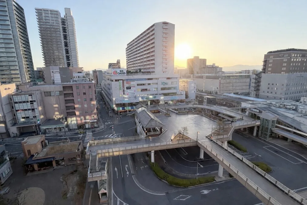 JR草津駅の東口から眺める夕景