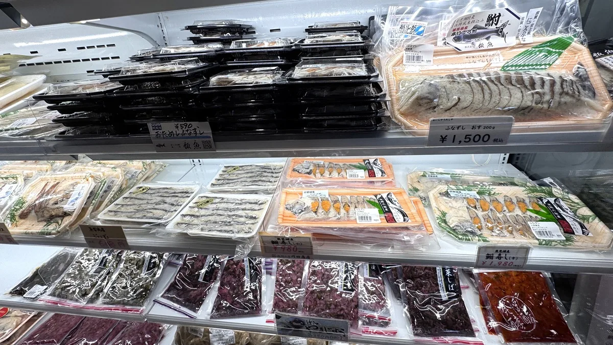 道の駅びわ湖大橋米プラザの直売所。滋賀県内の生産者から仕入れた野菜や加工品が並ぶ