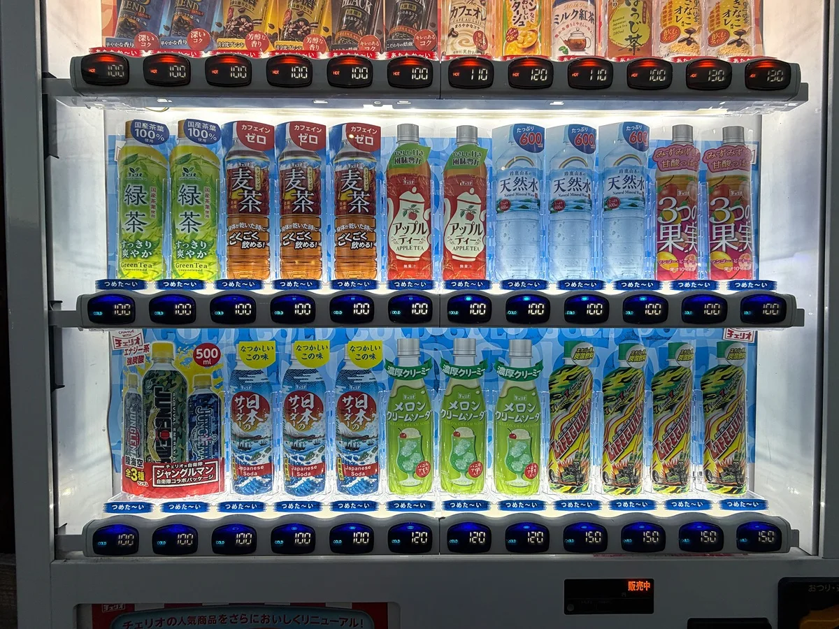 チェリオ自動販売機に並ぶ100円アップルティー