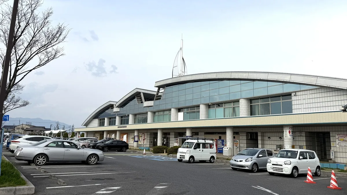 滋賀県大津市の道の駅びわ湖大橋米プラザの外観。琵琶湖大橋近くに位置する
