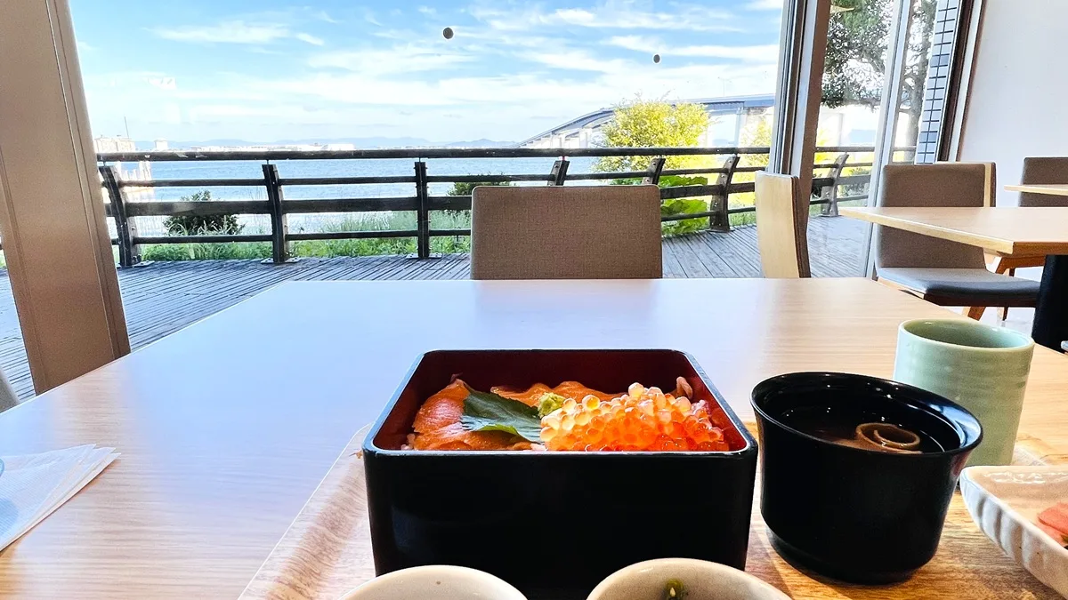 道の駅びわ湖大橋米プラザのレストランから見た琵琶湖大橋の眺め