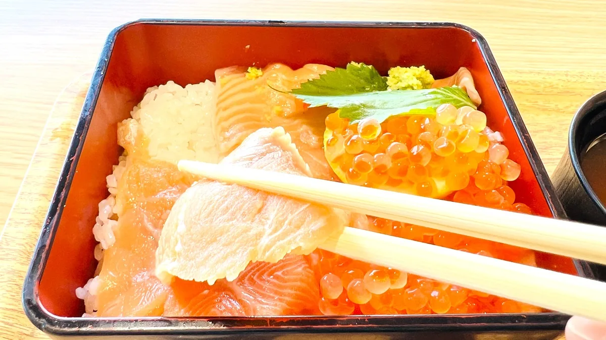 道の駅びわ湖大橋米プラザのニジマス丼定食。ニジマスの刺身と鱒子がご飯の上に盛られた定食
