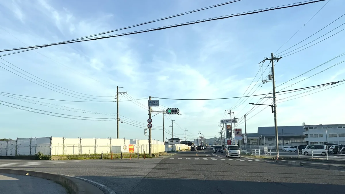 スーパーセンタートライアル愛知川店の建設予定地・白い工事フェンス（2026年5月撮影）