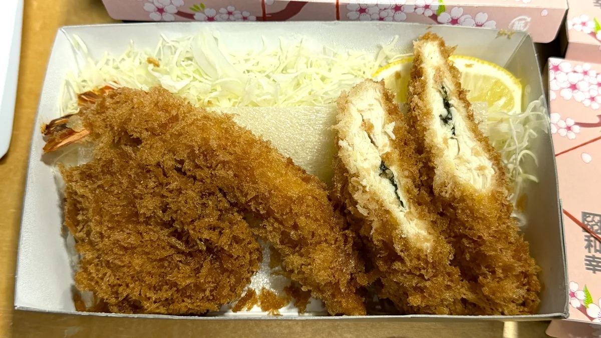 盛合せ弁当「なでしこ」（1,140円）エビぐらいもサクサクでおいしい