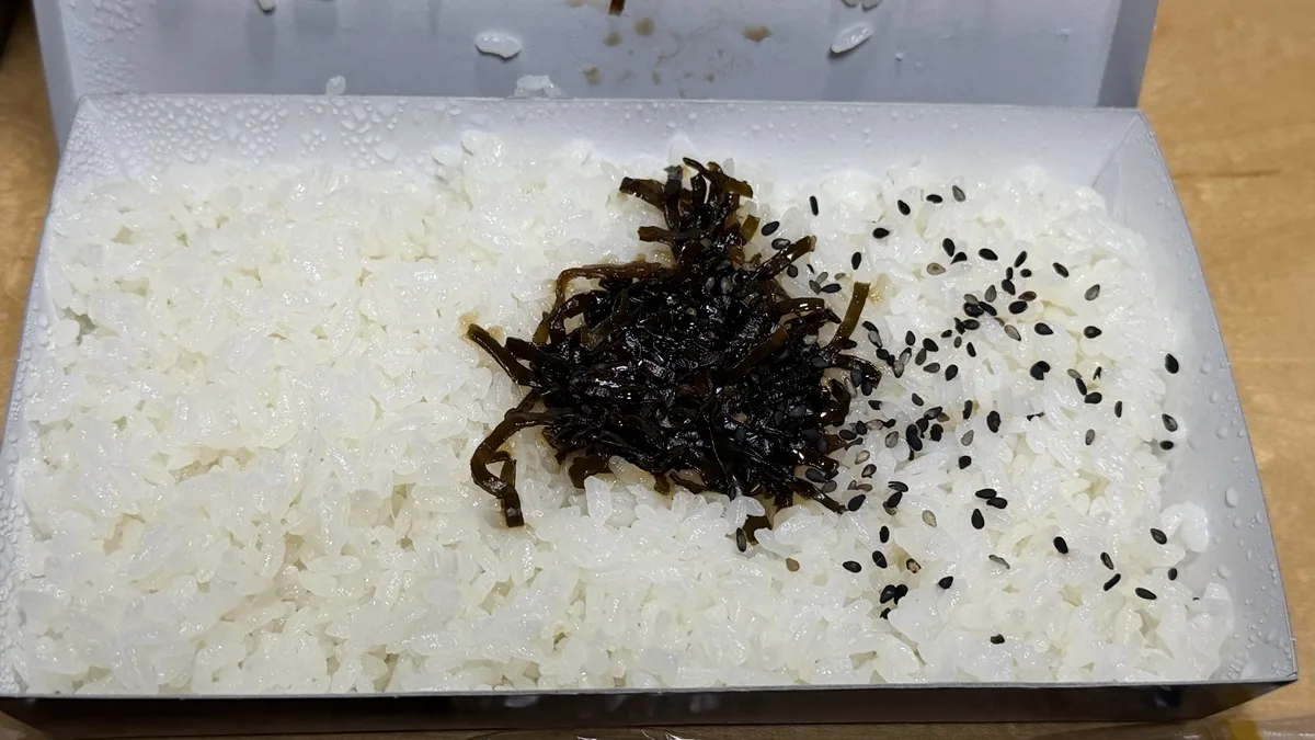 とんかつ和幸のご飯には昆布とごまが入っていました。こういう細やかな心配りが嬉しいですね。