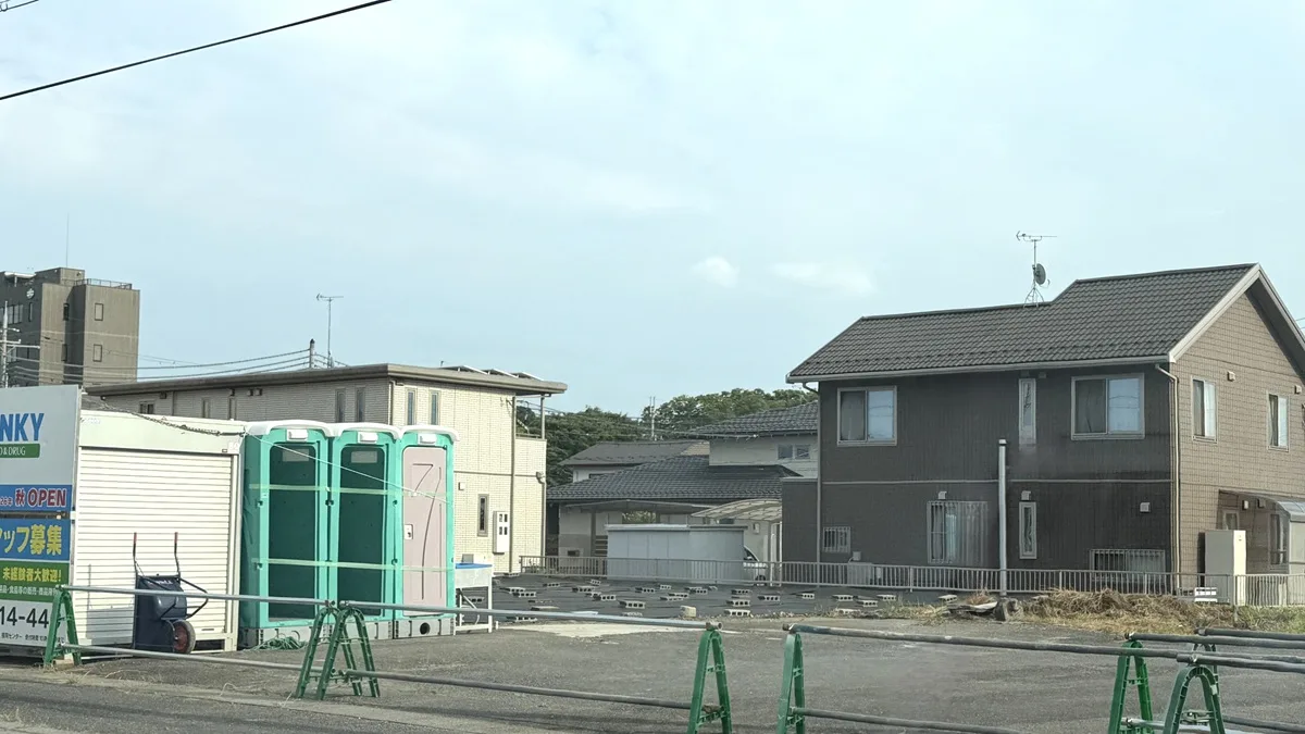 滋賀県日野町中道1丁目付近、国道477号沿いに「ゲンキー日野中道店」が2026年秋オープン予定。現地取材で看板を確認しました。