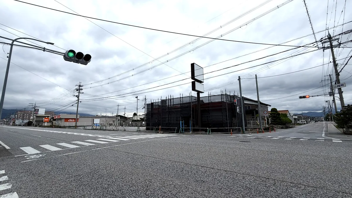 長浜ICを降りて西へ向かうと、元すき家の跡地で店舗改装工事が行われていました。現地を調べたところ、求人サイトにゼッテリアと同じ住所での求人が掲載されていることが確認