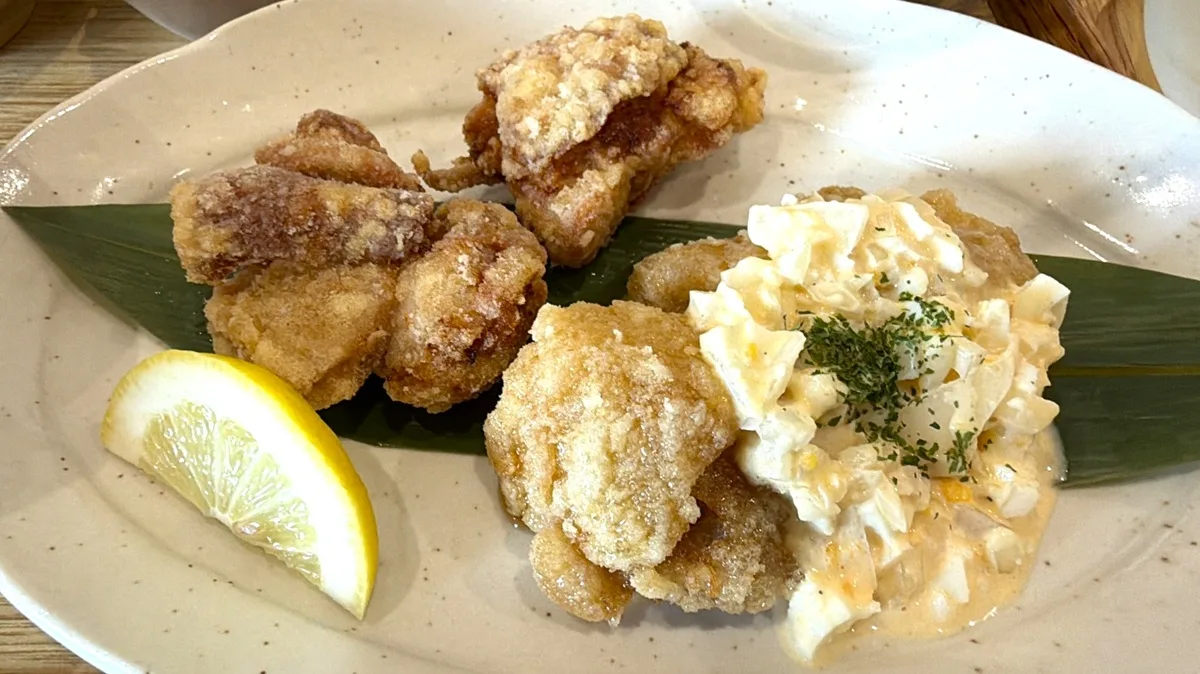 唐揚げはお肉がしっかりしてジューシー。味付けもよく、サクッと揚がっています。