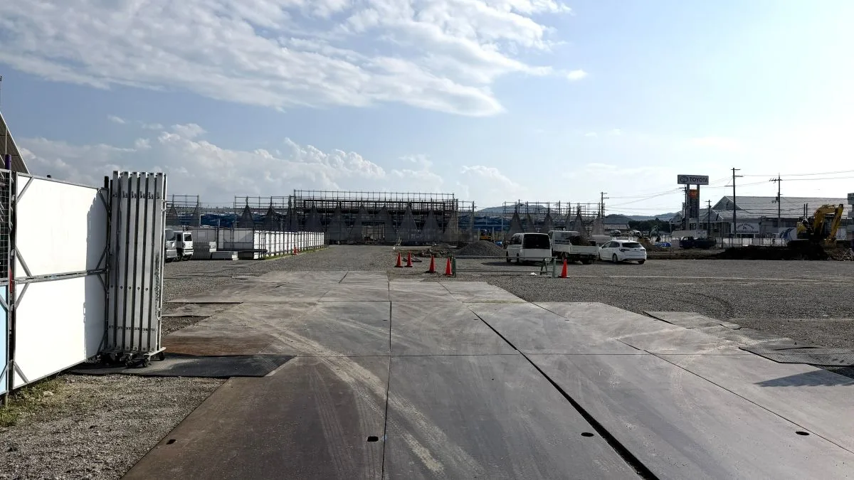 スーパーセンタートライアル愛知川店の建設中の現地。駐車場は北側、建物は南側に配置される計画のようで、203台分のスペースが整備される予定