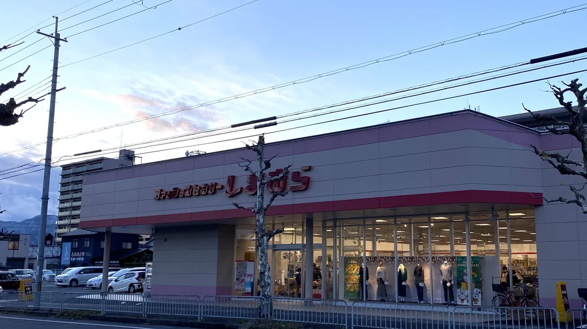 バースデイ 堅田店前にあるファッションセンターしまむら堅田店を現地で撮影した外観