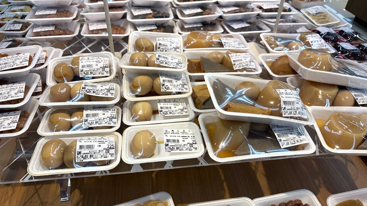 フタバヤの総菜の一部ですが、例えば煮卵が1～3個まで選べたり、おでんも大根が大きく、他のスーパーとはぜんぜん違います。
