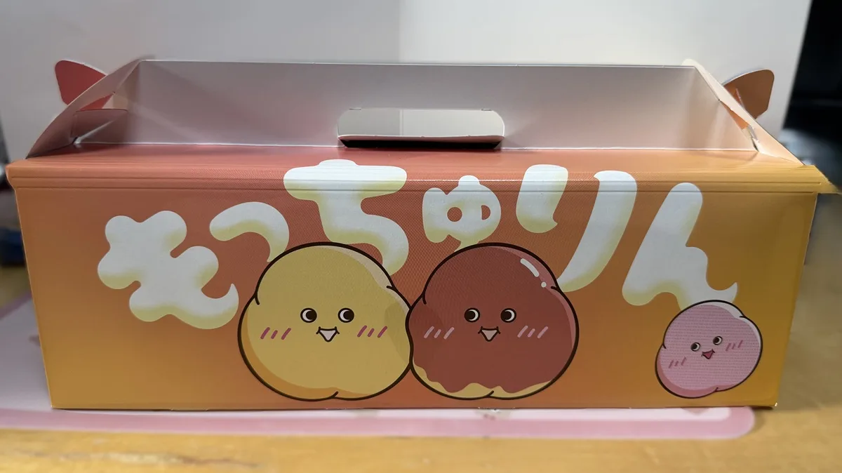 ミスタードーナツの期間限定ドーナツ「もっちゅりん」が2026年6月3日（水）から販売中です。撮影日は2026年6月24日です。こちらはテイクアウトの箱です。可愛いです。