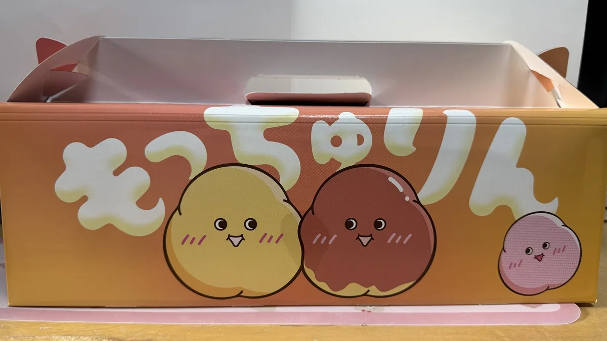 もっちゅりんといえば、あのまるっこいキャラクターのパッケージ。今年もとにかくかわいい。複数個を入れるキャリーボックス写真