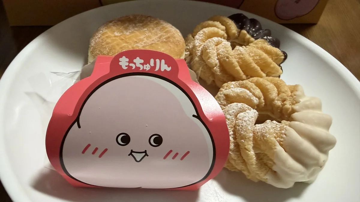 ひと口食べると、弾力とやわらかさが同時にくる不思議な食感。もち粉と米粉をブレンドした生地に独自のコーティングがされていて、この「もっちゅり」とした食感