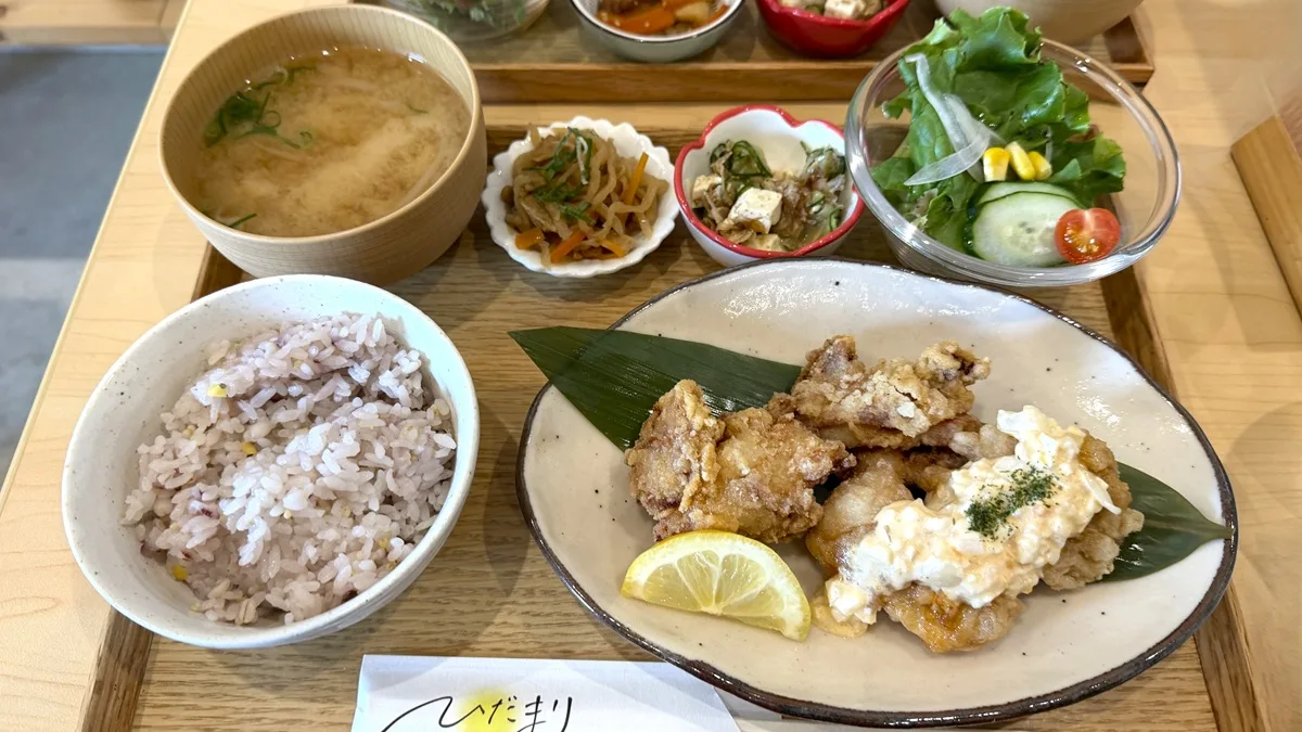 今回注文したのは「ハーフ&ハーフ 唐揚げ＆チキン南蛮」（税込1,680円）。お店で人気の唐揚げとチキン南蛮を両方楽しめるメニュー