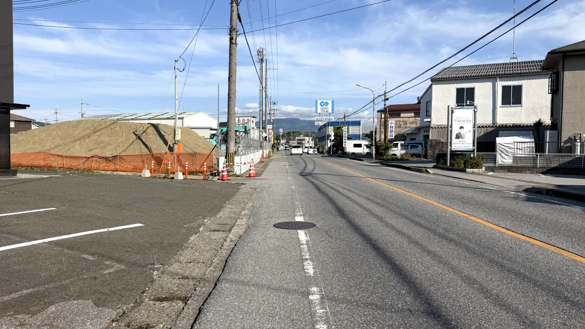 長浜市平方町に「ドラッグコスモス長浜平方店」が建設中です。2026年6月10日に現地を取材。滋賀県の届出PDFによると、オープン予定日は2026年12月16日。営業時間や駐車場台数など、確認できた情報をお届けします。