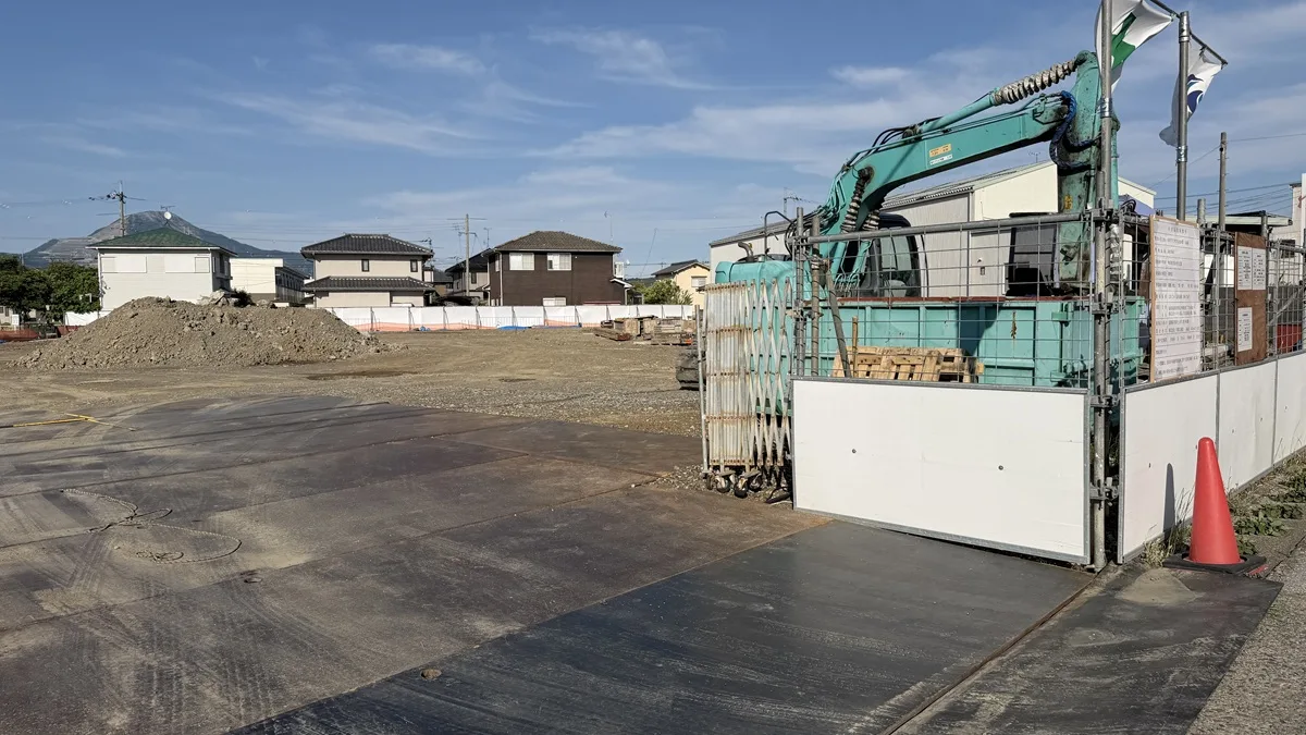 長浜市平方町に「ドラッグコスモス長浜平方店」が建設中です。2026年6月10日に現地を取材。滋賀県の届出PDFによると、オープン予定日は2026年12月16日。営業時間や駐車場台数など、確認できた情報をお届けします。