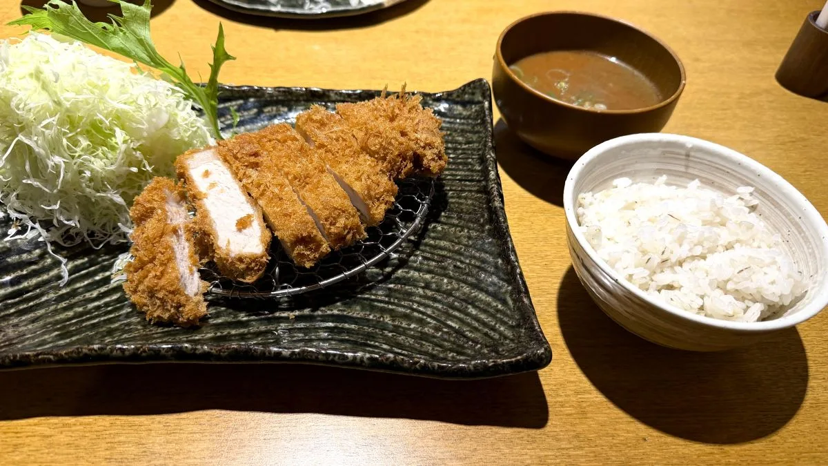 JR草津駅徒歩1分、近鉄百貨店草津店5Fの名代とんかつ かつくらへ。東の匠SPF豚ロースと蟹クリームコロッケとヒレかつを実食した様子をレポート