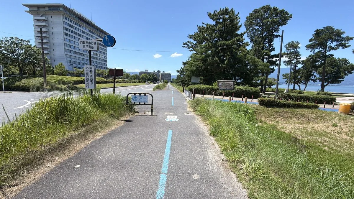 琵琶湖の人気スポット「BIWAKOモニュメント」を訪れ、駐車場情報や水温・気温などを実測してみました。
