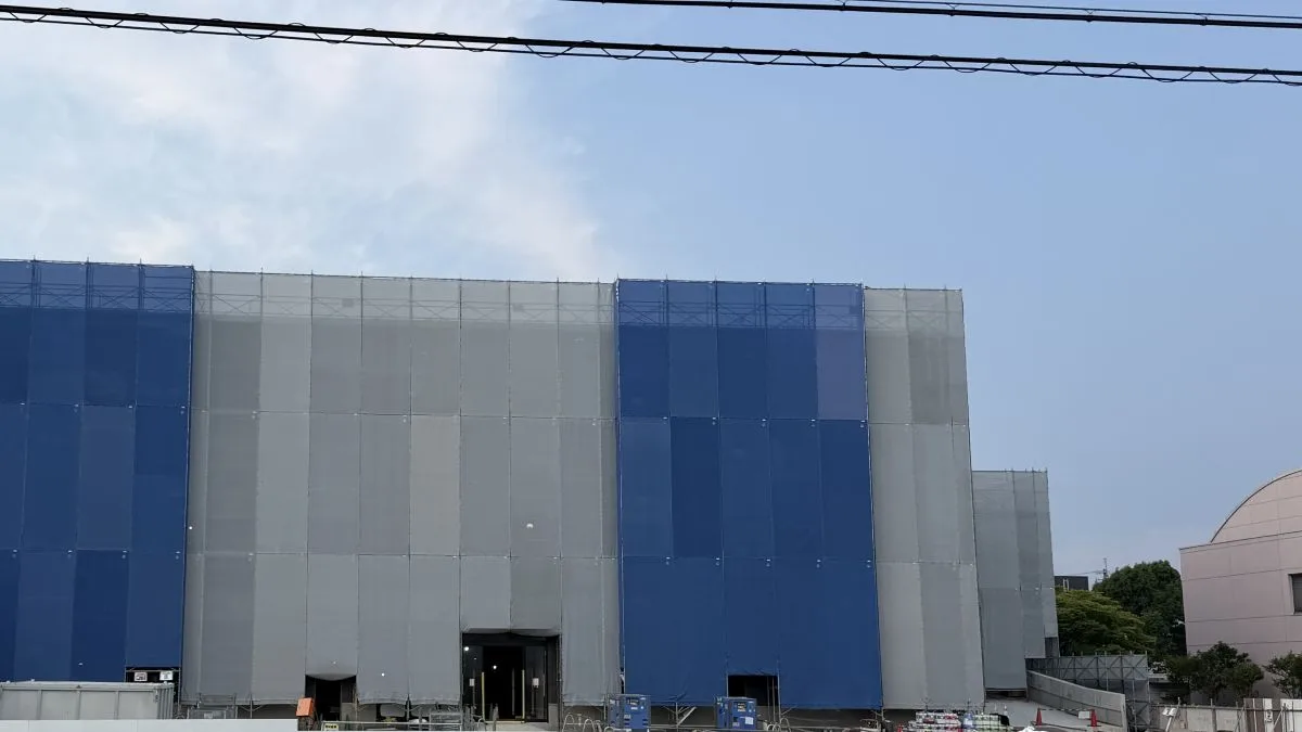大津市今堅田で建設中のスーパーマーケット万代堅田店、防音シートの一部が外れ木目調の外観が見えてきました。