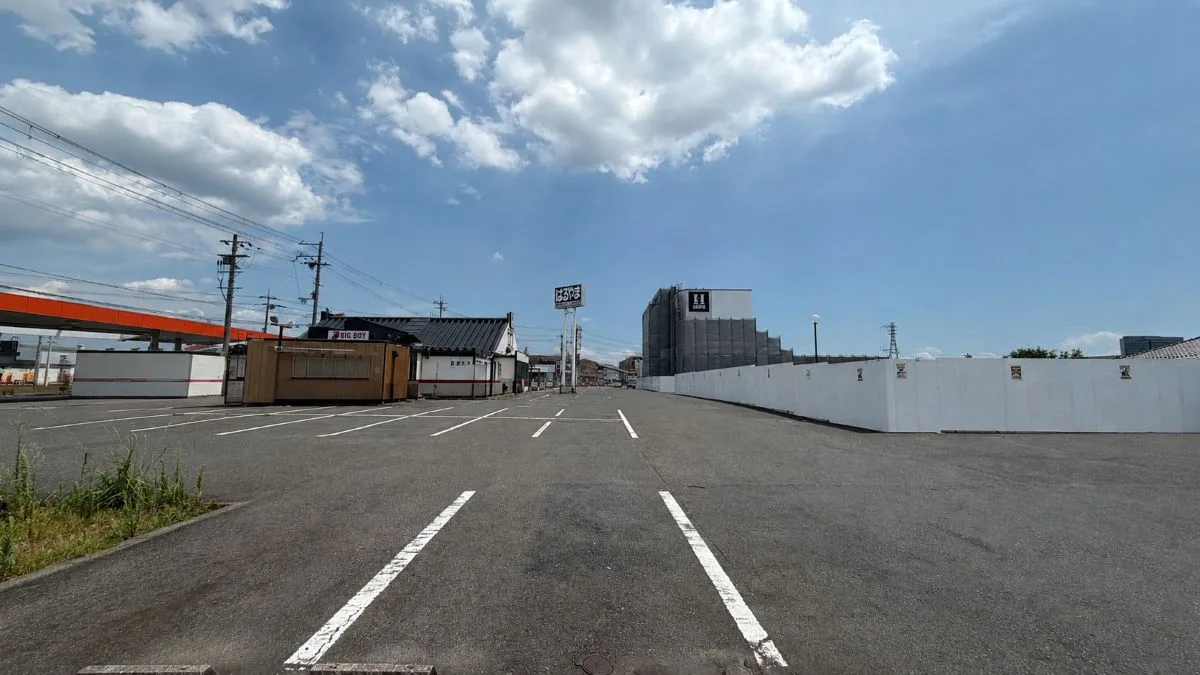 滋賀県守山市下之郷の旧はるやま・サガミ跡地に、大型ディスカウントストア「ダイレックス」の新築工事が進んでいることが、現地の開発事業の表示看板から分かりました。