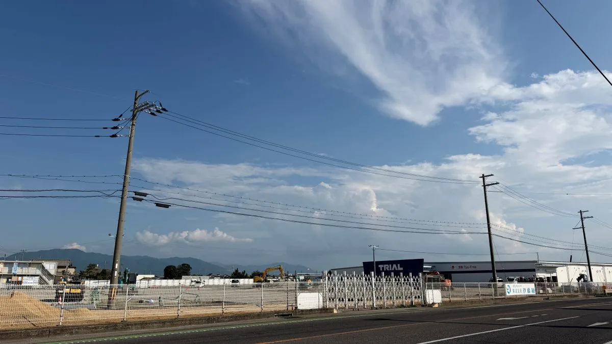 この記事では2026年8月25日に現地で撮影した写真を使用しています。国道8号側から見たトライアル愛知川店の建設現場