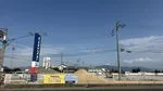 この記事では2026年8月25日に現地で撮影した写真を使用しています。道路沿いの「TRIAL」看板と周辺の様子