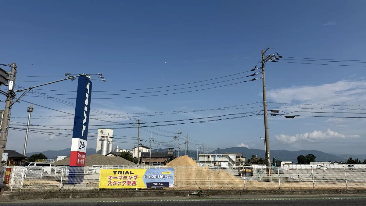 この記事では2026年8月25日に現地で撮影した写真を使用しています。道路沿いの「TRIAL」看板と周辺の様子
