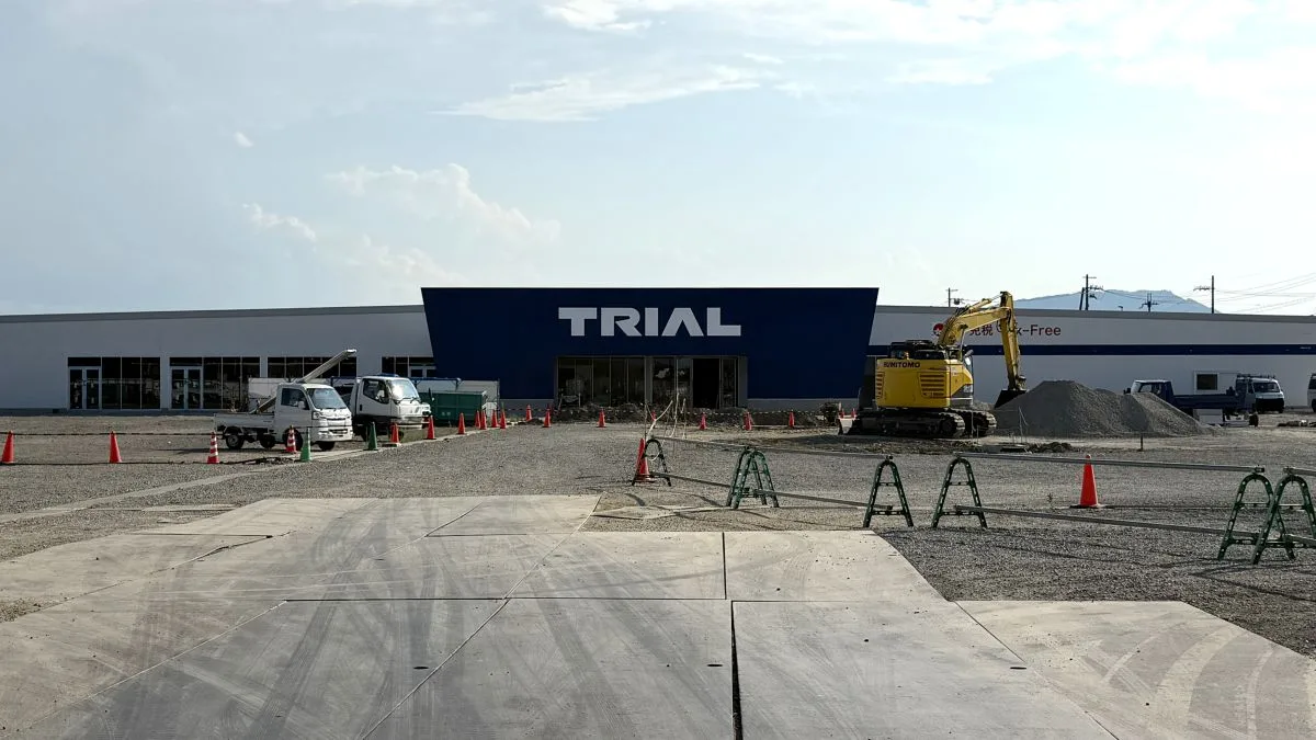 この記事では2026年8月25日に現地で撮影した写真を使用しています。店舗正面の「TRIAL」ロゴ