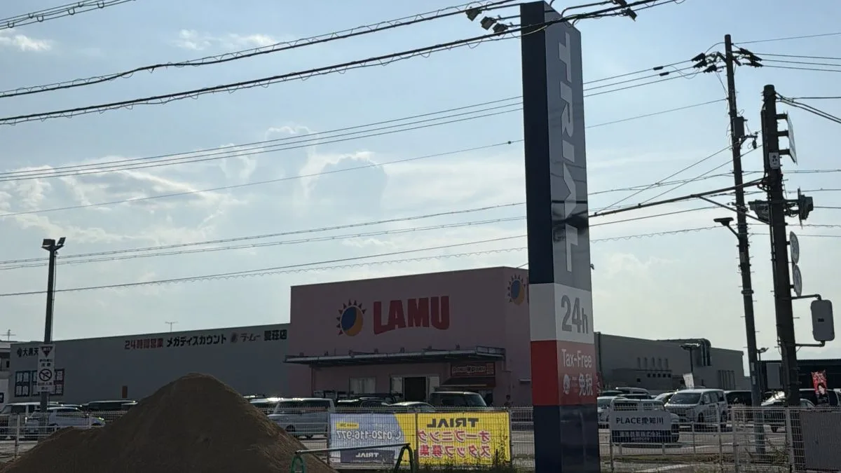 この記事では2026年8月25日に現地で撮影した写真を使用しています。国道8号側から見たトライアル愛知川店の建設現場