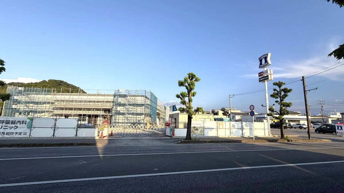 滋賀県彦根市松原町に「ドラッグユタカ彦根松原店」が2026年11月オープン予定。2026年8月23日に現地を確認すると店舗の建設工事が進んでいました。同じ場所には内科・呼吸器内科クリニックも開院予定です。