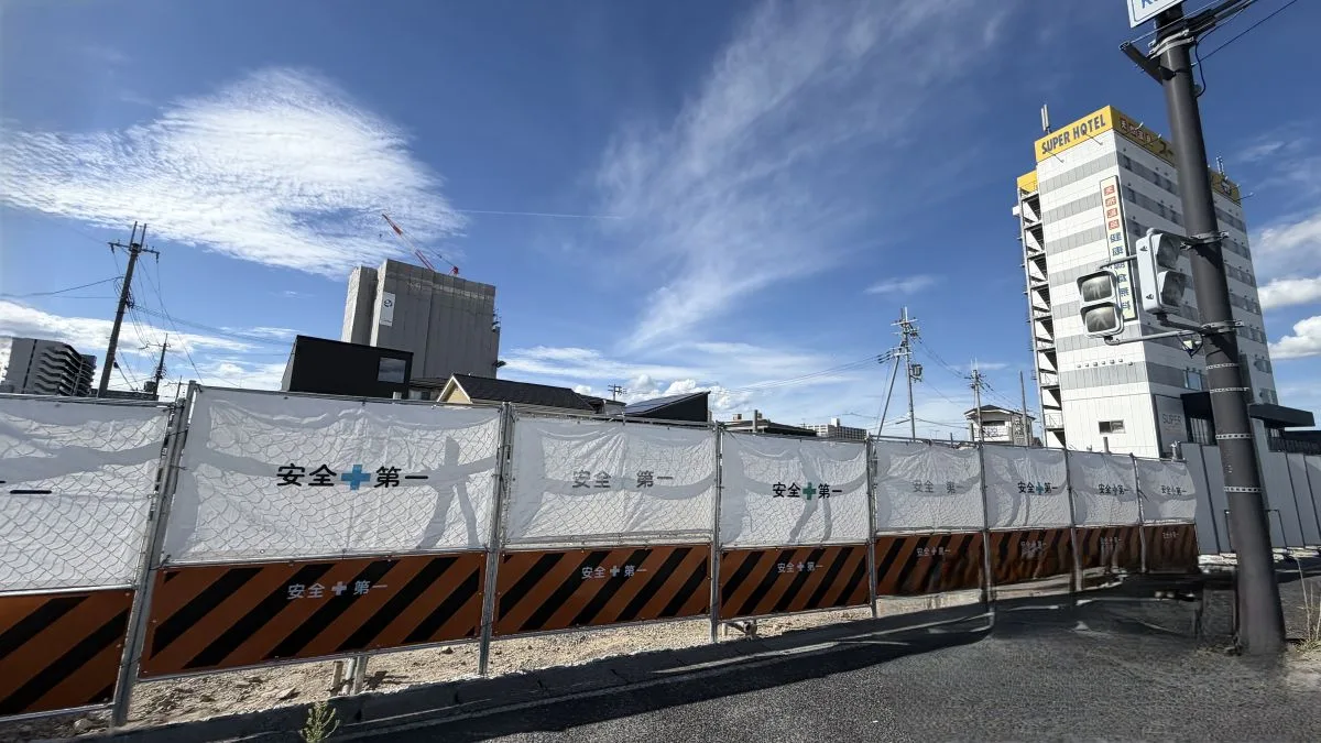 滋賀県草津市に「ゆず庵 草津店」が2026年12月下旬オープン予定。滋賀県初出店となる寿司・しゃぶしゃぶ食べ放題店です。2026年8月26日に現地を確認すると、工事フェンスで囲われ建設工事が進められていました。